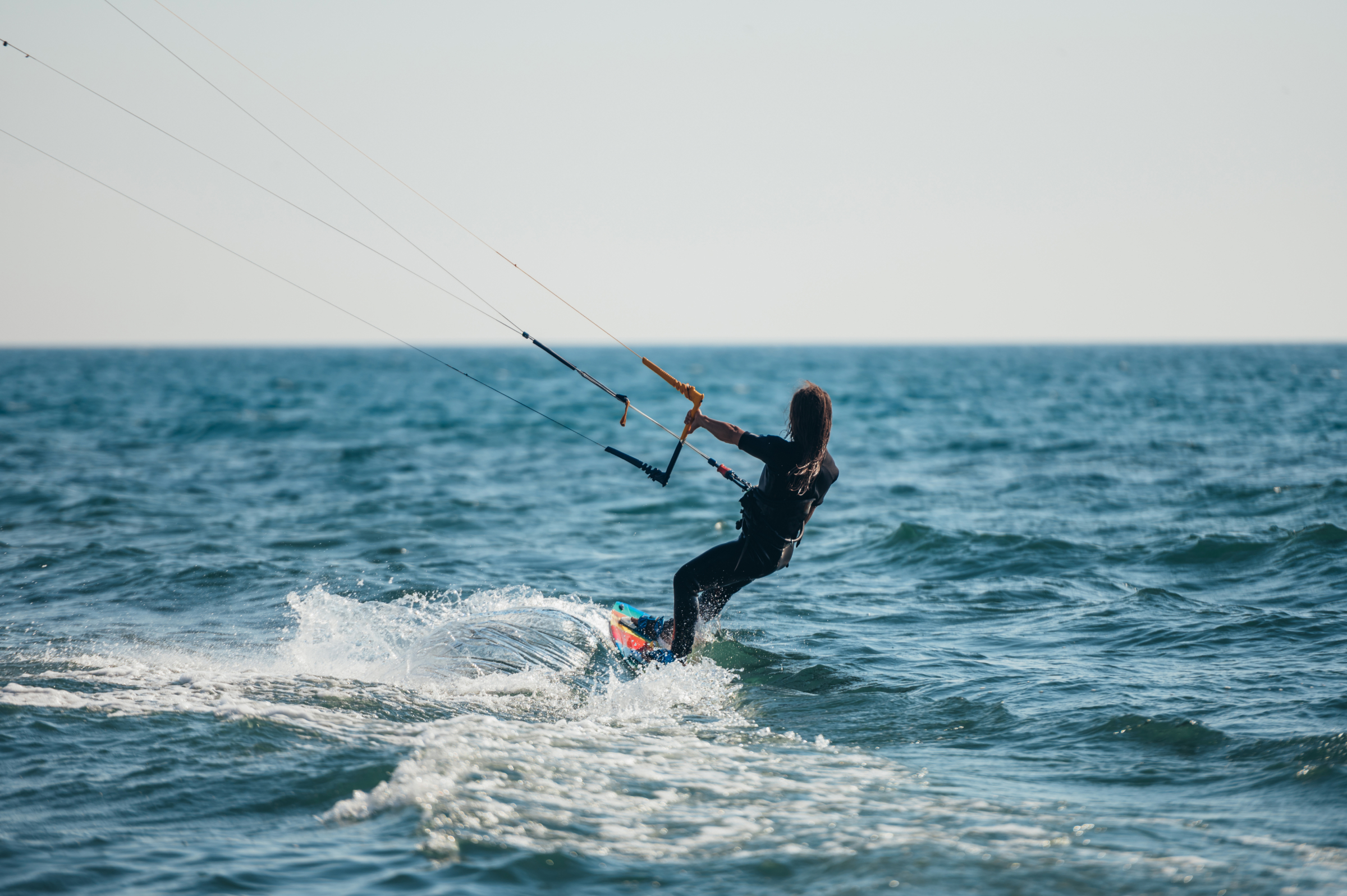 Kitesurfer auf den Wellen der Nordsee