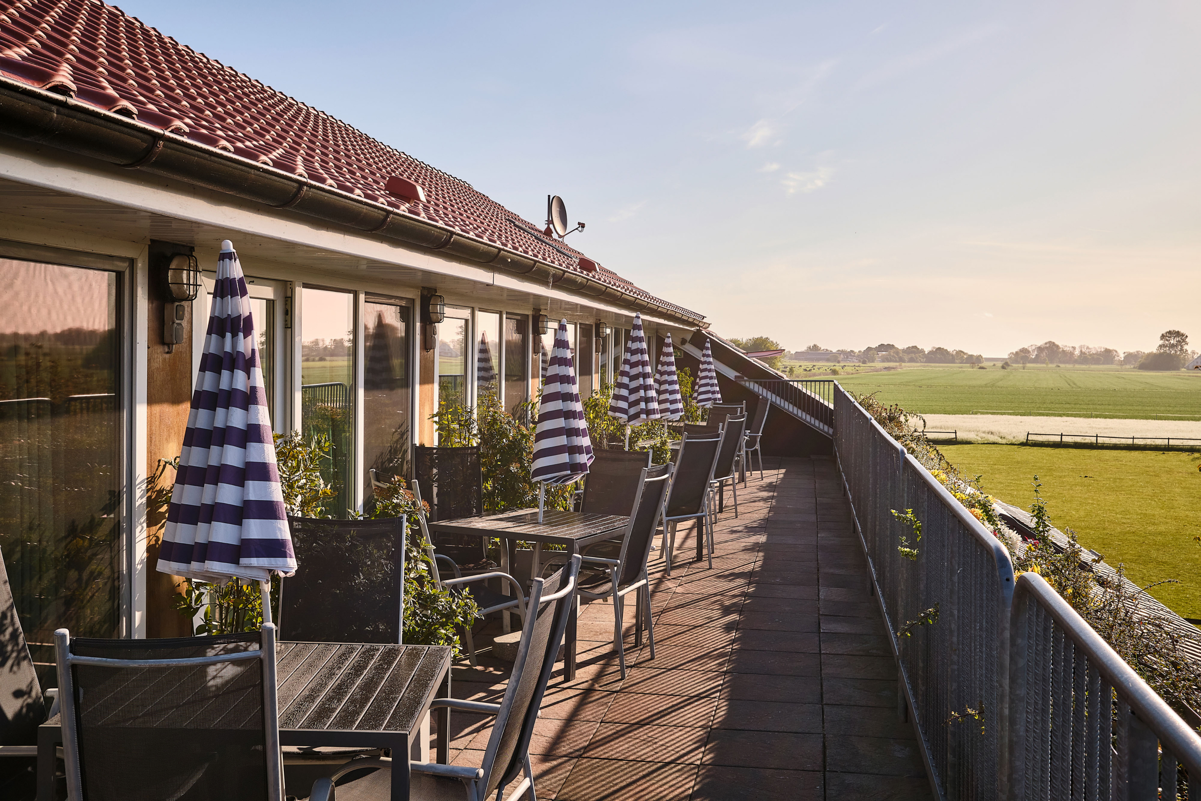 Ferienwohnungen im Stallgebäude mit Strandkörben