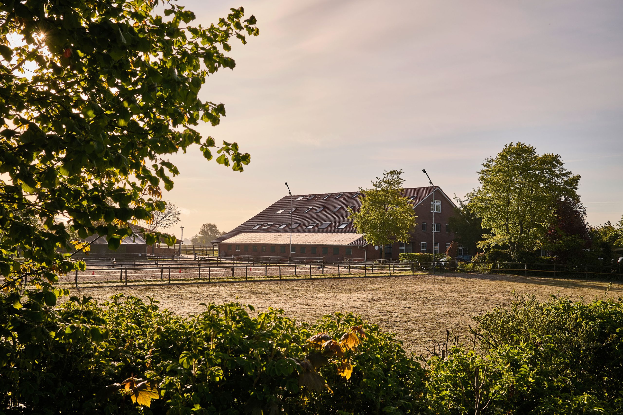 Reitanlage des Traberhofs im Abendlicht