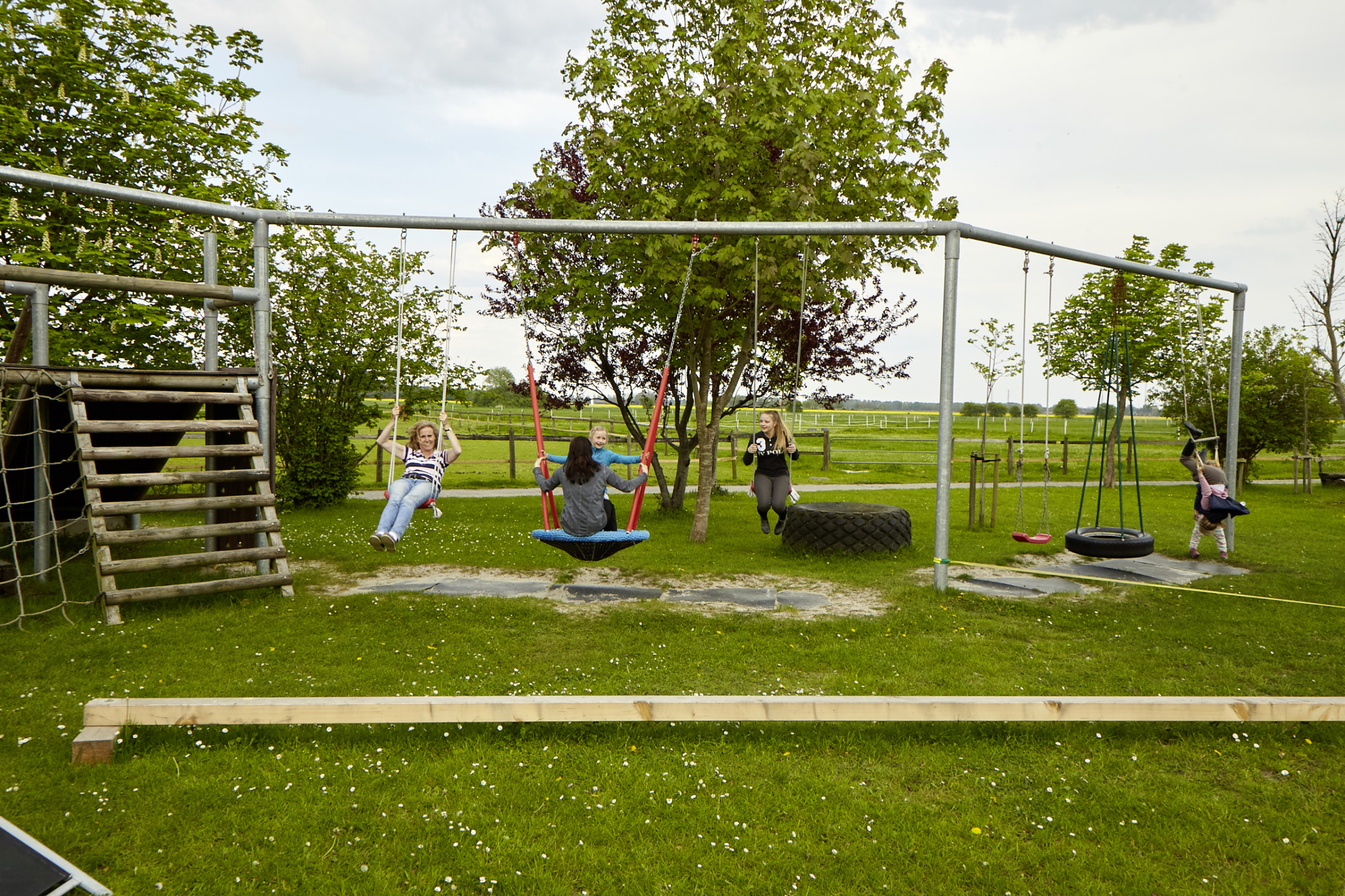 Spielplatz mit Schaukeln auf dem Traberhof
